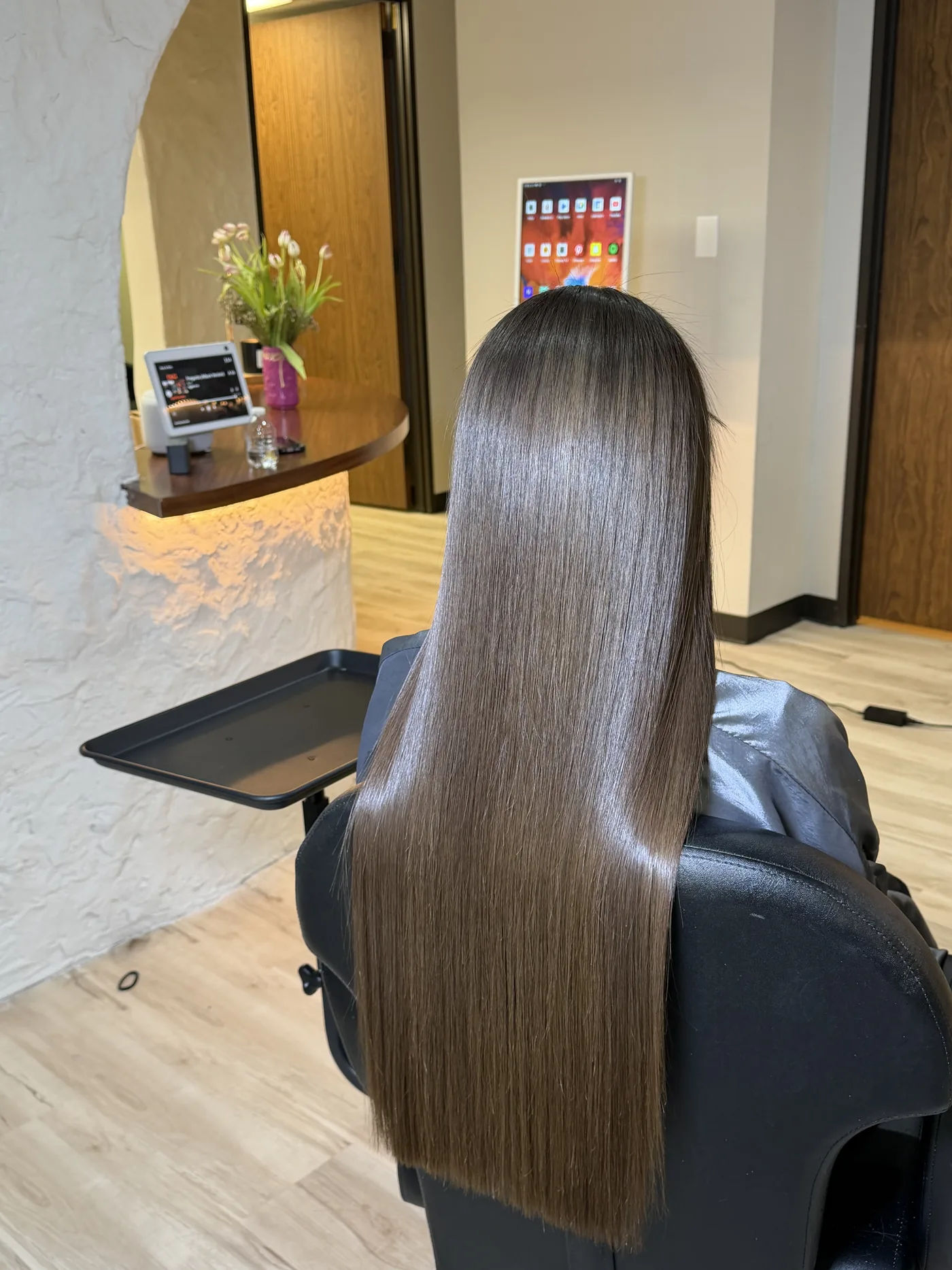 Resultado de alisado brasileño: cabello liso y brillante en el estudio Lorena Fénix